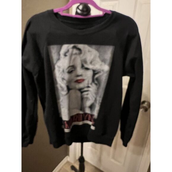 Red Carpet‎ Noir Marilyn Monroe Sweatshirt ~ Size Medium - Picture 1 of 3